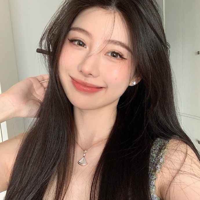 干练洒脱高冷女生微信头像