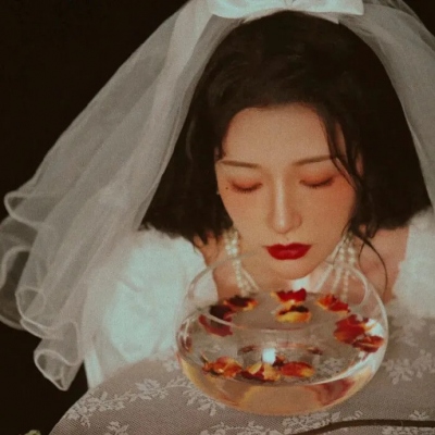 绝美复古的婚纱造型女生头像