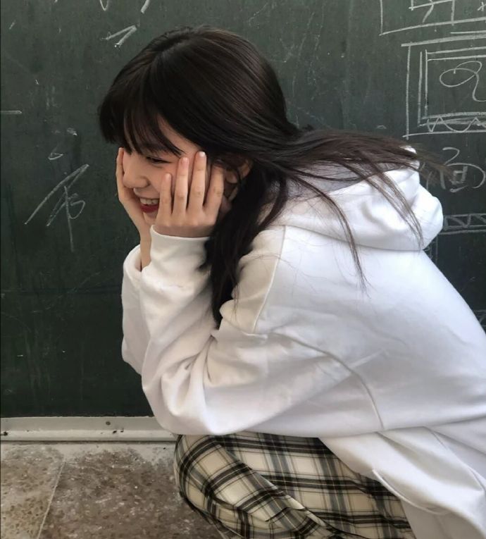 开朗笑容明媚的女生微信头像