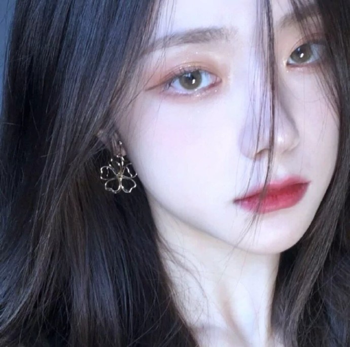 精选的高颜值美女微信头像