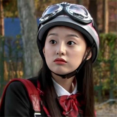 戴头盔的超美真人女生微信头像