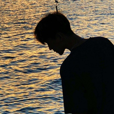 很丧很伤的男生微信头像