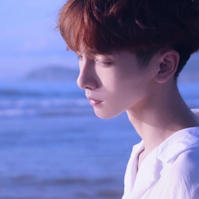 气质绝尘的干净男生帅气微信头像