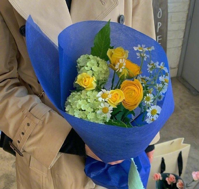 不露脸怀抱鲜花微信头像