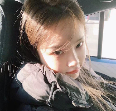 清纯且身材好女孩微信头像