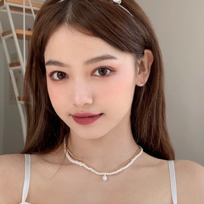 干练洒脱高冷女生微信头像