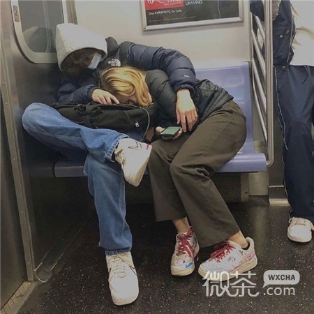 情侣接吻背景图