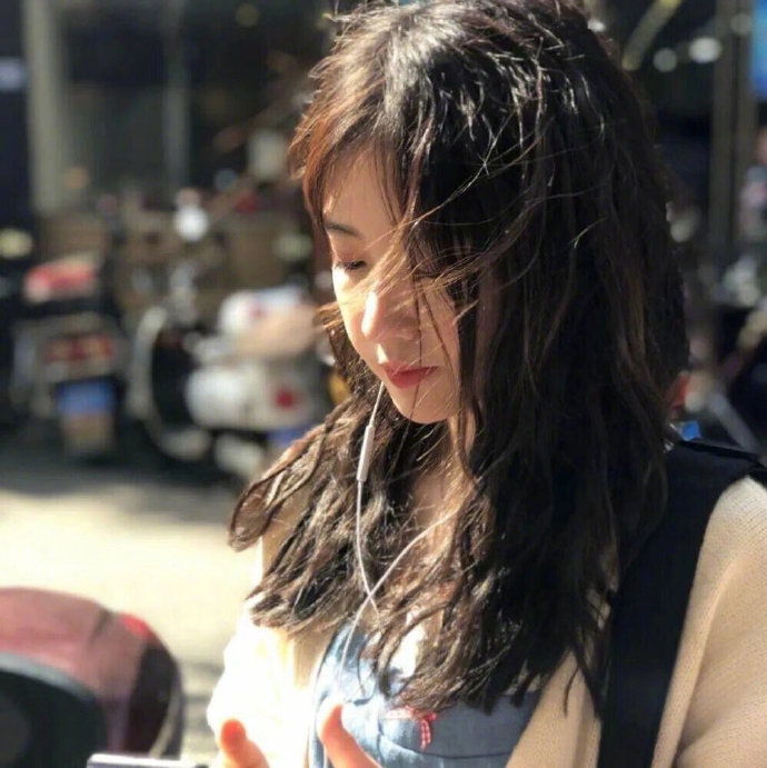 洒脱漂亮的小姐姐微信头像