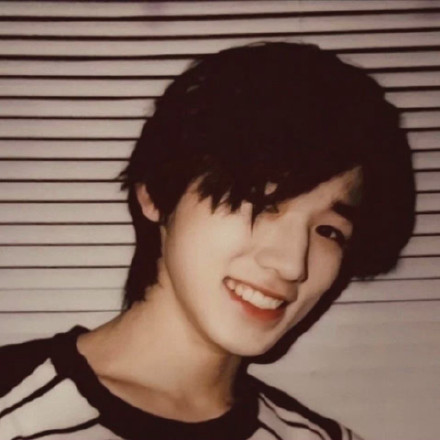 宋亚轩帅气微信头像