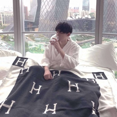 一对俊男美女的情侣微信头像