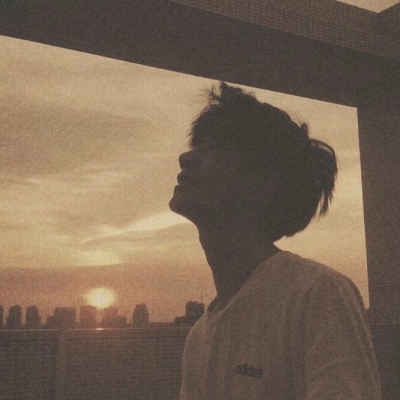 很丧很伤的男生微信头像