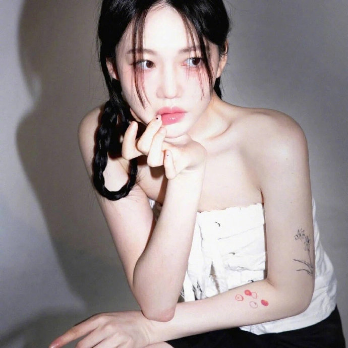 酷拽女孩微信头像