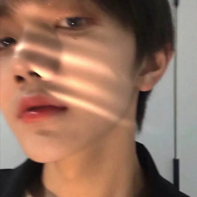 儒雅帅气的禁欲系男生微信头像