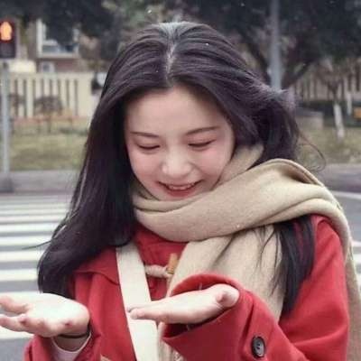 最新红色喜庆感跨年女生头像