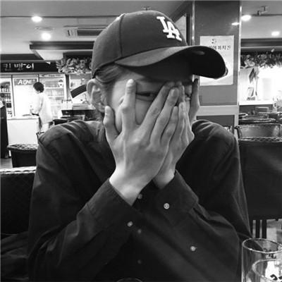 男生抑郁心情不好的伤感头像