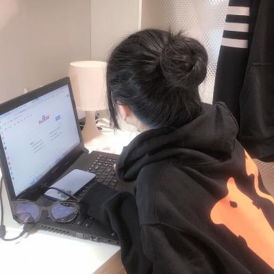 露脸的女生气质头像