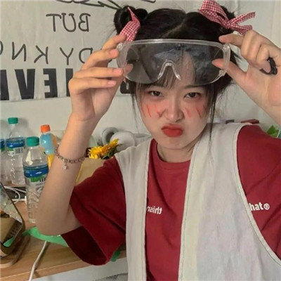 红色系绝美女生微信头像