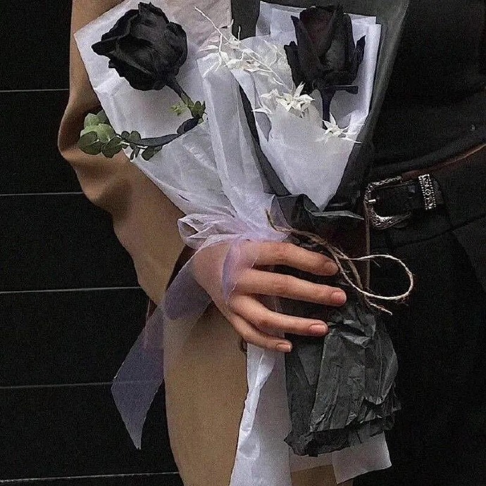 黑色系有艺术风的微信朋友圈背景图