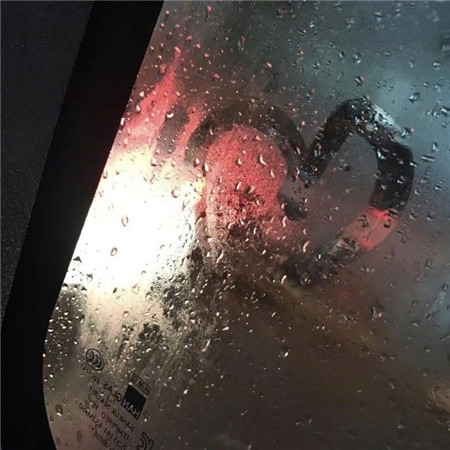 让人感到很伤感的背景图