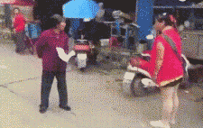 笑死人的大妈打架互踢动态微信表情包