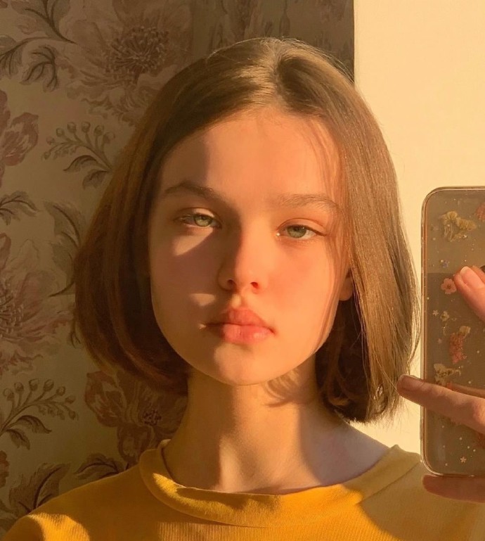 干练洒脱高冷女生微信头像