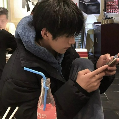 阳光帅气简约男生微信头像