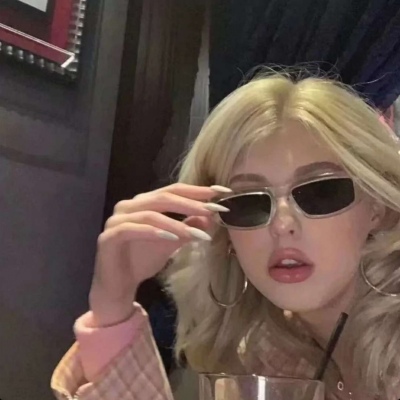 气质冷艳的欧美风女生霸气头像