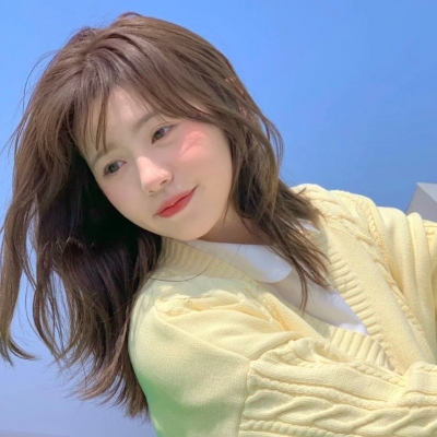 干净高级有质感的女生微信头像