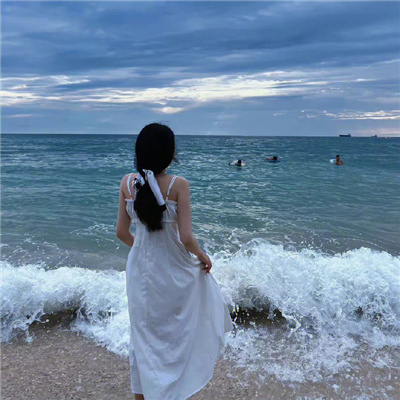 看起来自由的氛围感女生头像