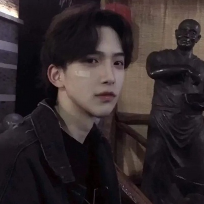 温文尔雅英姿飒爽的男生微信头像