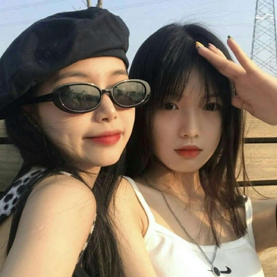 超开心洒脱的闺蜜双人微信头像