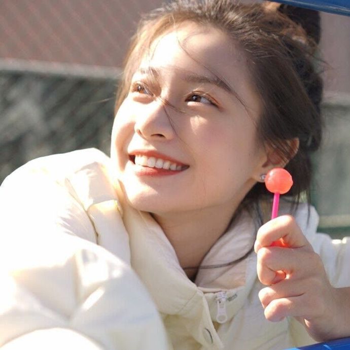 开朗笑容明媚的女生微信头像
