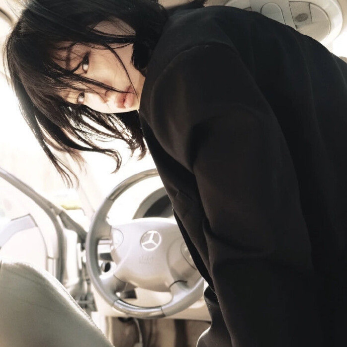 超拽的复古风高冷女生微信头像