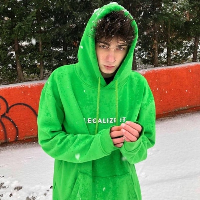 2021欧美帅气男生微信头像