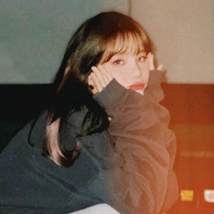 看起来有年代感的复古女生头像