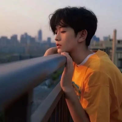 干净清爽阳光的男生微信头像