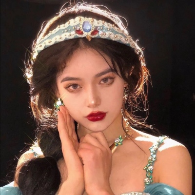 憨憨傻傻的可爱女孩微信头像