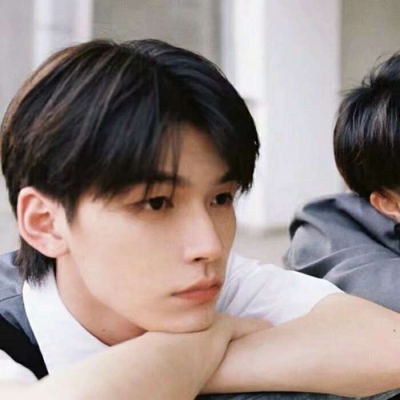 复古很文艺的帅气男生微信头像