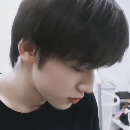 宋亚轩帅气微信头像