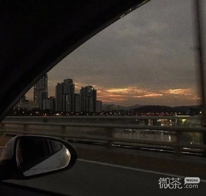 黑色系有艺术风的微信朋友圈背景图