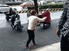 笑死人的大妈打架互踢动态微信表情包