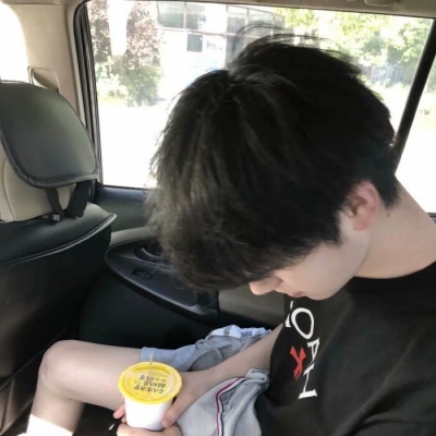 丧系忧郁颓废的男生微信头像