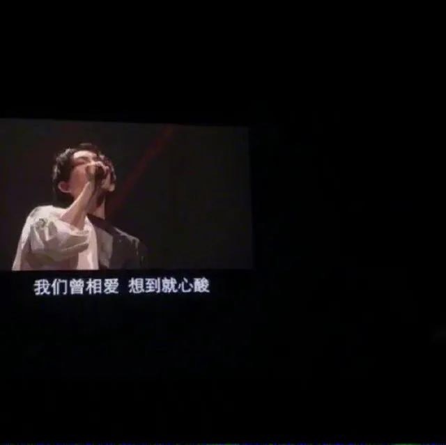 黑色系有艺术风的微信朋友圈背景图