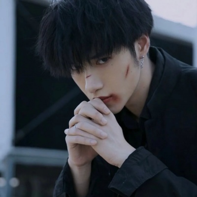 温文尔雅英姿飒爽的男生微信头像