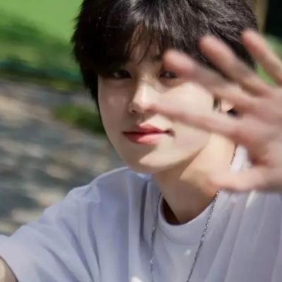 气质绝佳的男生头像