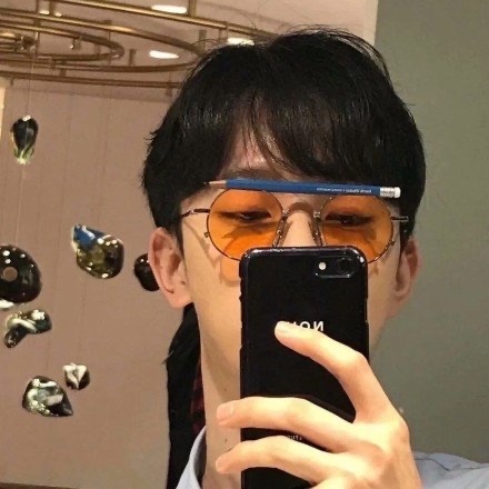 忧郁高冷的男生微信头像