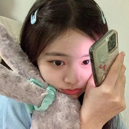 清纯且身材好女孩微信头像