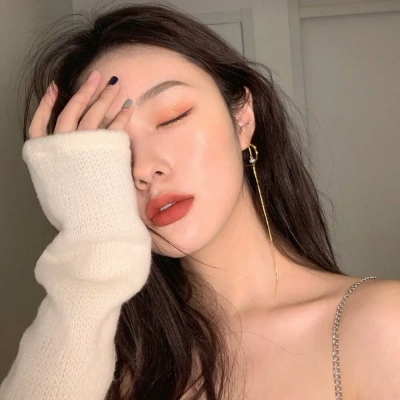 吸引人的妩媚性感女生微信头像