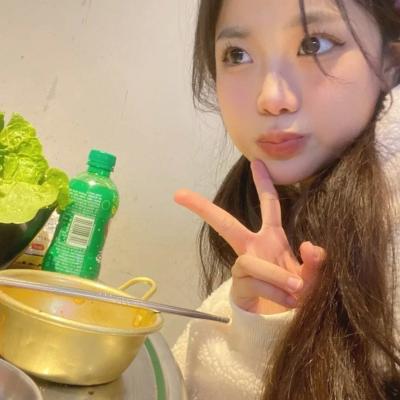 纯欲风精致女生头像