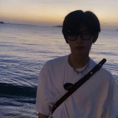 气质绝佳的男生头像